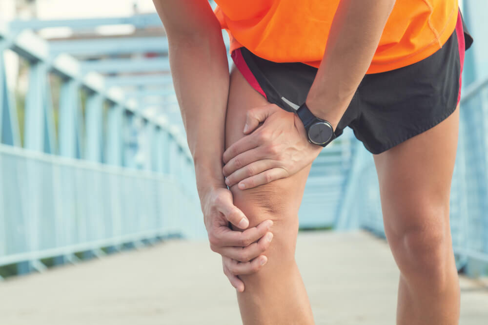 Persona disfrutando de una caminata al aire libre, un ejemplo de movimiento saludable para las articulaciones.